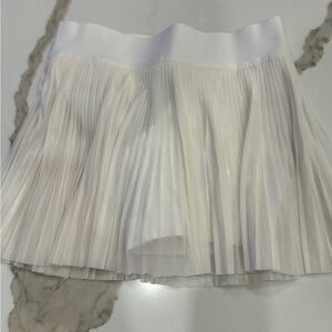 Lululemon Athletica  Mesh mid rise pleated tennis skirt. Size 4